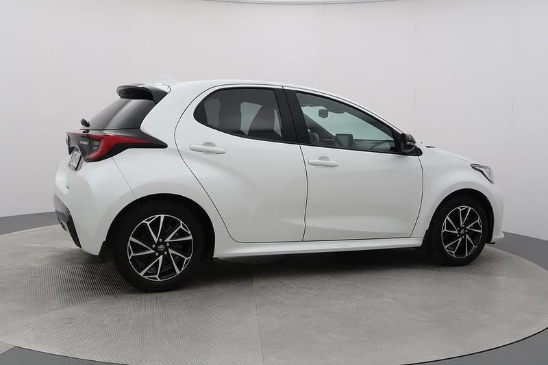 Käytetty Toyota Yaris Hybrid Premium 116 HP (85 kW) 2022 Valkoinen Viistoperä