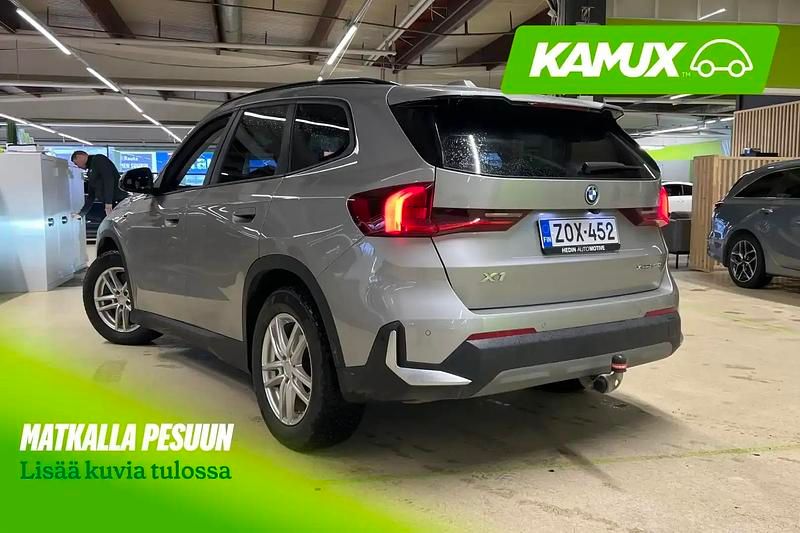 Käytetty BMW X1 Shadowline 136 HP (100 kW) 2023 Hopea / harmaa Katumaasturi