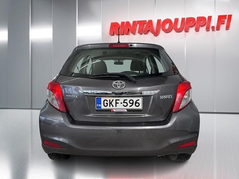 Käytetty Toyota Yaris Sol 99 HP (72 kW) 2012 Viistoperä