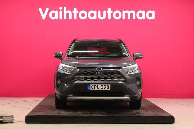 Käytetty Toyota RAV4 Hybrid Active 178 HP (130 kW) 2019 Katumaasturi