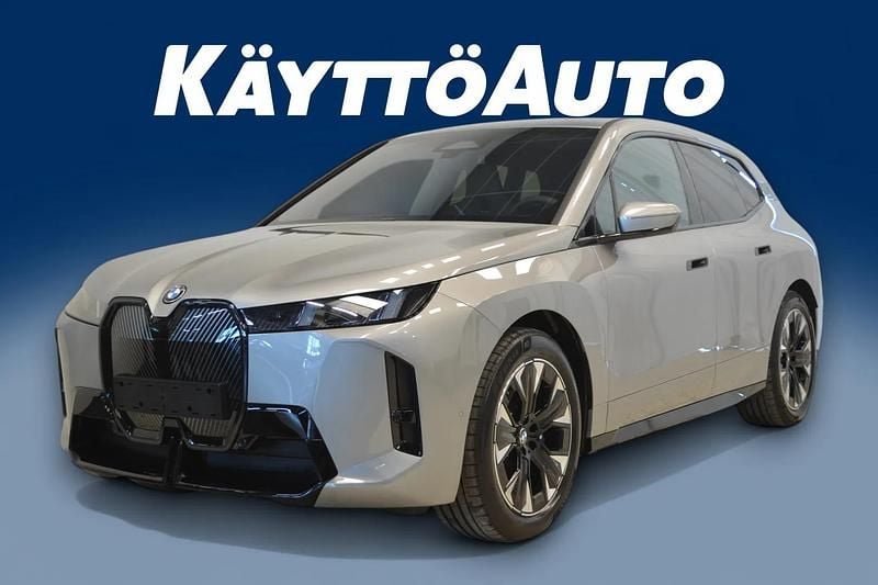 Uusi BMW iX Comfort Edition 400 kW (544 HP) 2026 Space silver metalli Katumaasturi