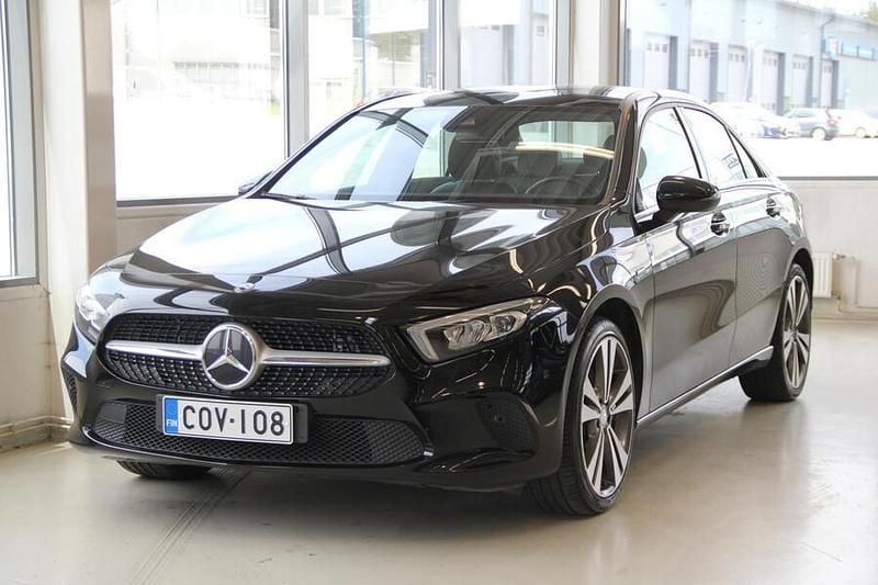 Musta Käytetty 2020 Mercedes A250 Business Sedan | 25 990 € (Perustarjous) - Kuva 1/4