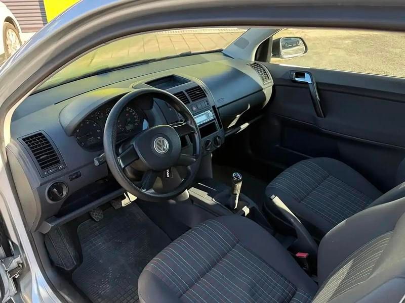 Käytetty VW Polo 75 HP (55 kW) 2005 Hopea / harmaa Viistoperä