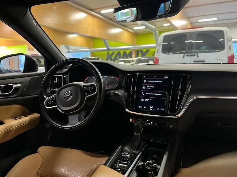 Käytetty Volvo V60 CC Plus 258 HP (189 kW) 2020 Black solid / solid Farmari