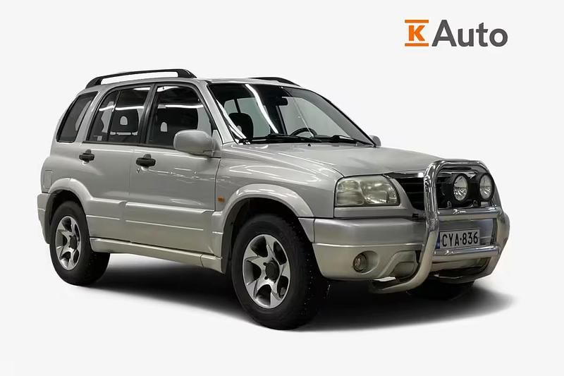 Käytetty Suzuki Grand Vitara 128 HP (94 kW) 2004 Hopea Katumaasturi