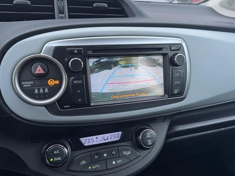 Käytetty Toyota Yaris Hybrid Sol 75 HP (55 kW) 2012 Harmaa Viistoperä