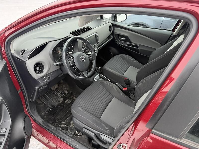 Käytetty Toyota Yaris Hybrid Active 73 HP (53 kW) 2018 Punainen Viistoperä