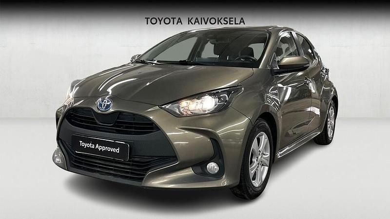 Käytetty Toyota Yaris Hybrid Active 116 HP (85 kW) 2021 Ruskea Viistoperä