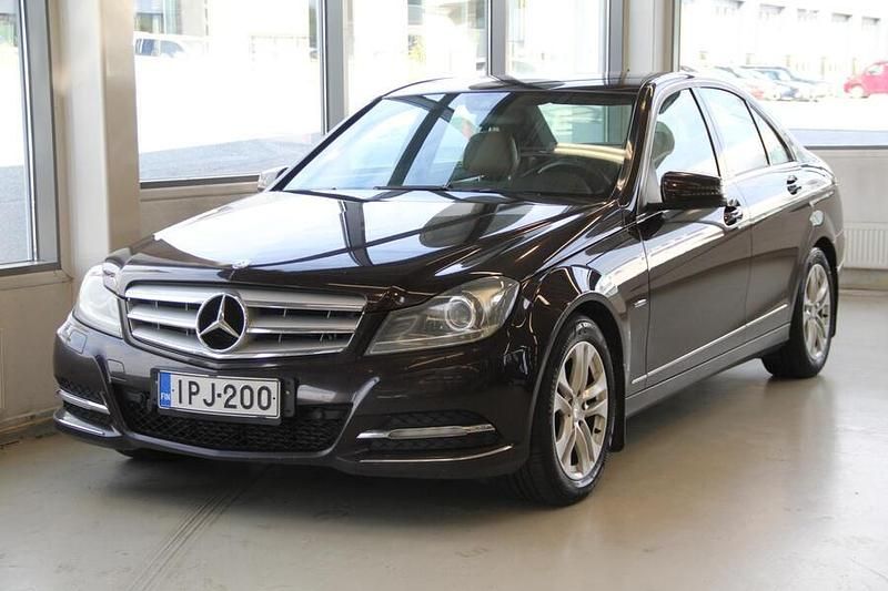 Punainen Käytetty 2012 Mercedes C250 Sedan | 12 990 € (Perustarjous) - Kuva 1/4