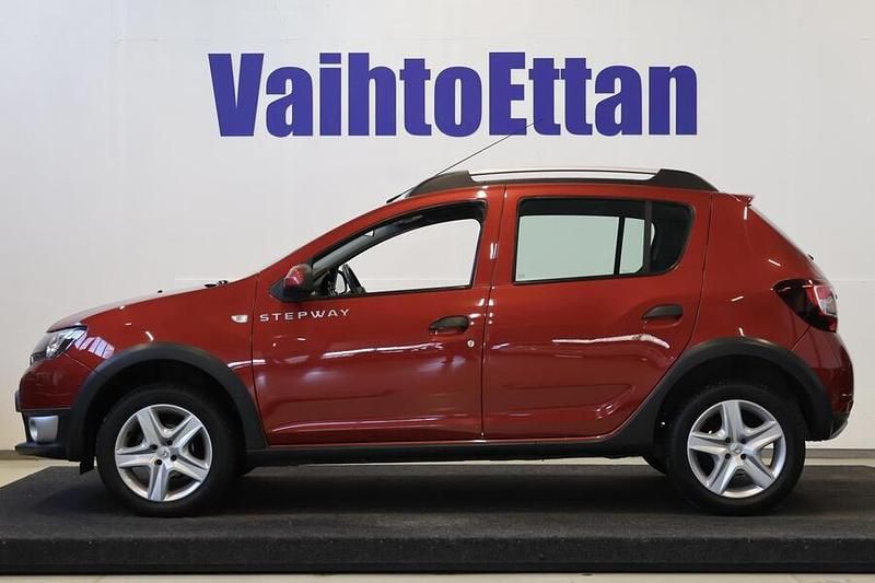 Käytetty Dacia Sandero Prestige 90 HP (66 kW) 2015 Punainen Viistoperä