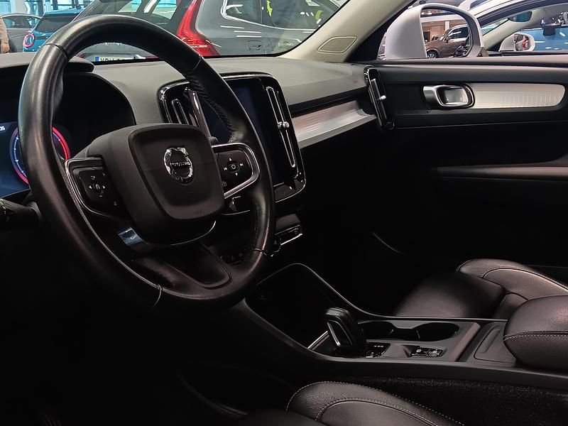Käytetty Volvo XC40 Momentum 190 HP (139 kW) 2018 Katumaasturi