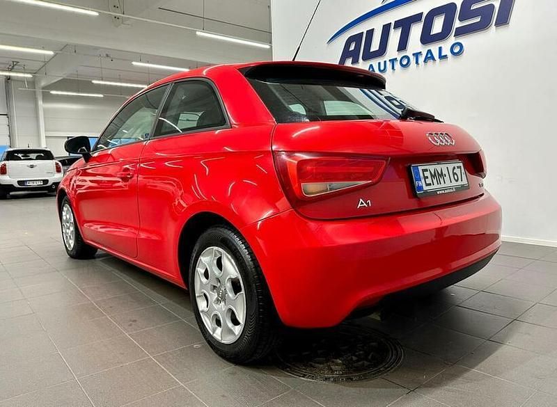 Käytetty Audi A1 Attraction 86 HP (63 kW) 2011 Punainen Viistoperä