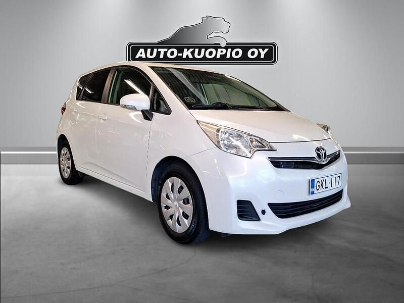 Valkoinen Käytetty 2012 Toyota Verso-S Sol Tila-auto | 9 790 € (Hieman kallis) - Kuva 1/4
