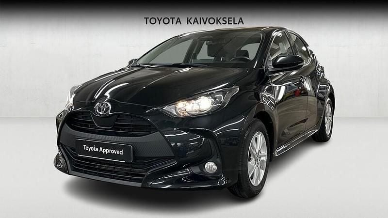 Musta Käytetty 2024 Toyota Yaris Hybrid Viistoperä | 20 990 € (Supertarjous) - Kuva 1/4