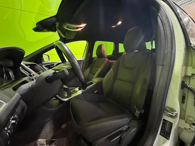 Käytetty Volvo XC60 Momentum 181 HP (133 kW) 2014 Valkoinen Katumaasturi