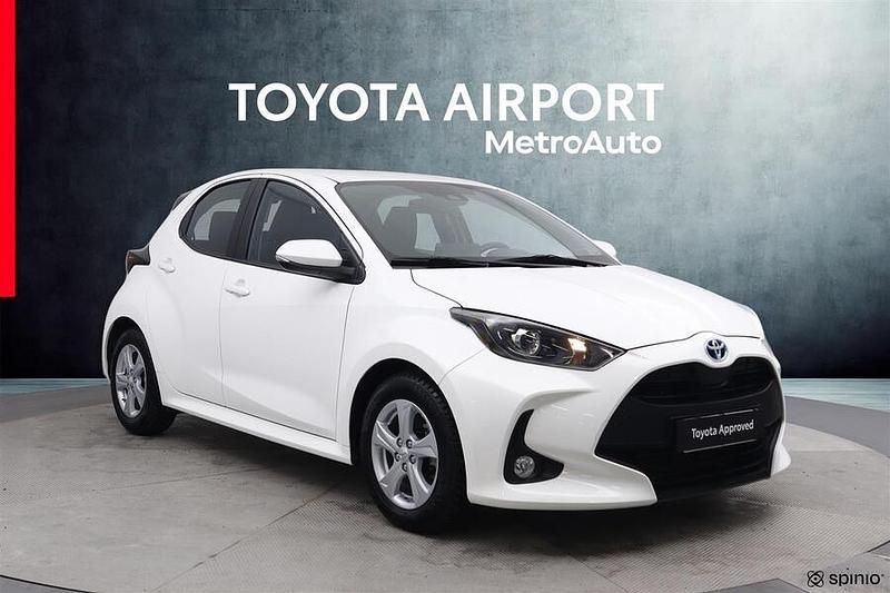 Käytetty Toyota Yaris Hybrid Active 116 HP (85 kW) 2023 Valkoinen Viistoperä