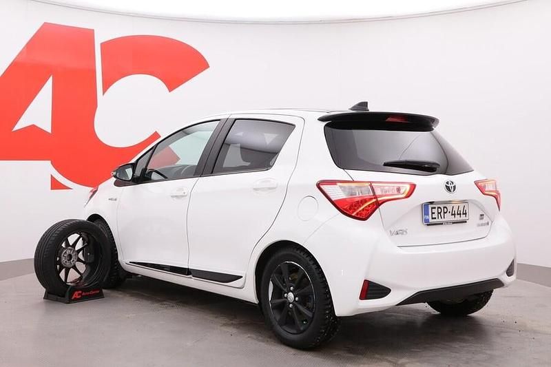 Käytetty Toyota Yaris Hybrid Sport 101 HP (74 kW) 2019 Valkoinen Viistoperä