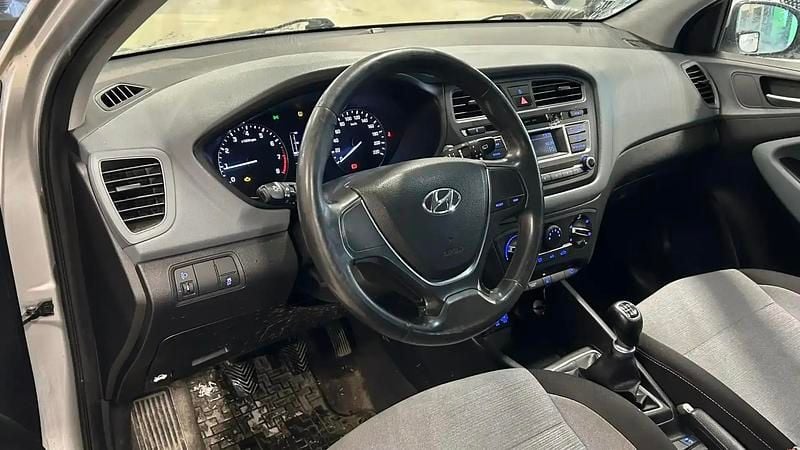 Käytetty Hyundai i20 Classic 114 HP (83 kW) 2015 Hopea / harmaa Viistoperä