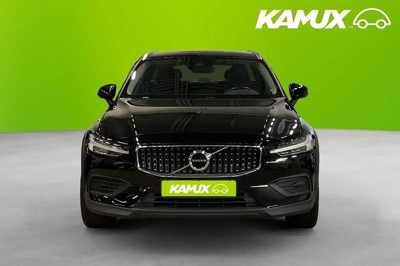 Käytetty Volvo V60 CC 190 HP (139 kW) 2019 Musta Farmari