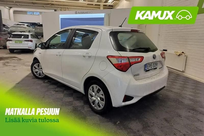 Käytetty Toyota Yaris Hybrid 73 HP (53 kW) 2018 Valkoinen Sedan