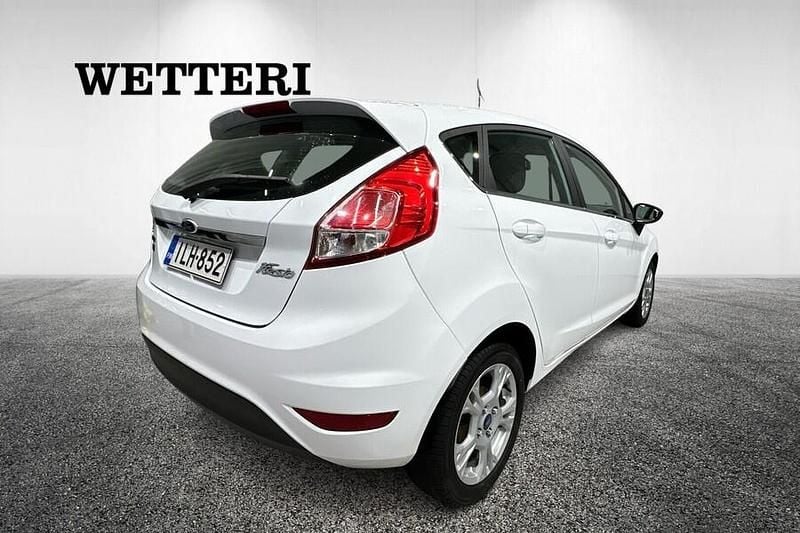 Käytetty Ford Fiesta Titanium 101 HP (74 kW) 2014 Valkoinen Viistoperä