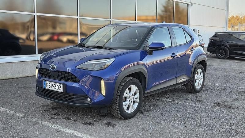 Käytetty Toyota Yaris Cross Active 116 HP (85 kW) 2022 Sininen Katumaasturi