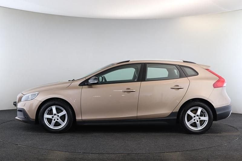 Käytetty Volvo V40 Momentum 114 HP (83 kW) 2015 Ruskea Viistoperä