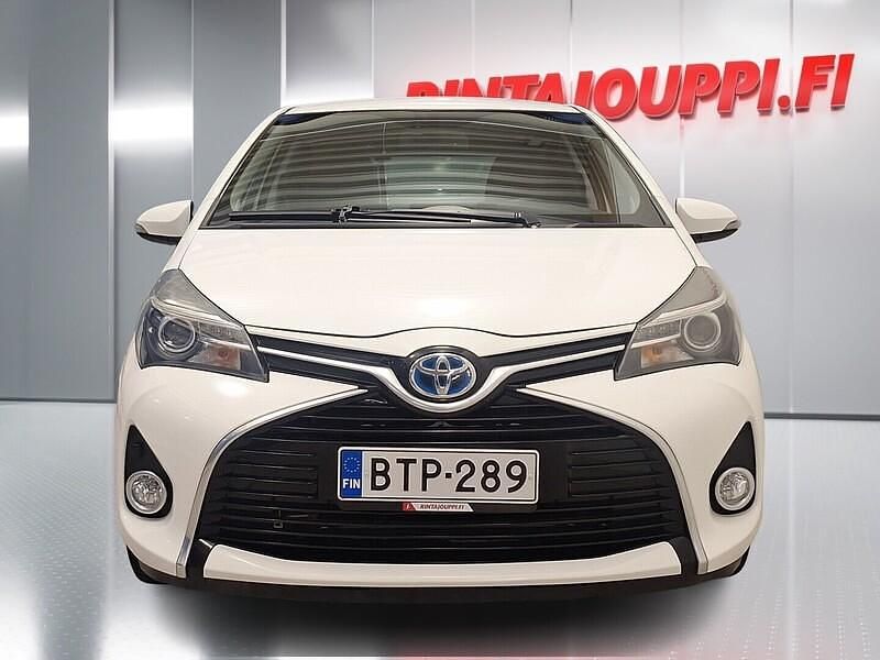Käytetty Toyota Yaris Hybrid Style 73 HP (53 kW) 2015 Valkoinen Viistoperä