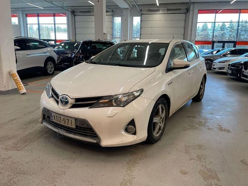 Käytetty Toyota Auris Hybrid Active 99 HP (72 kW) 2015 Viistoperä