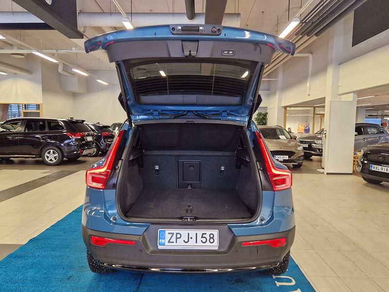 Käytetty Volvo XC40 Plus 163 HP (119 kW) 2025 Katumaasturi