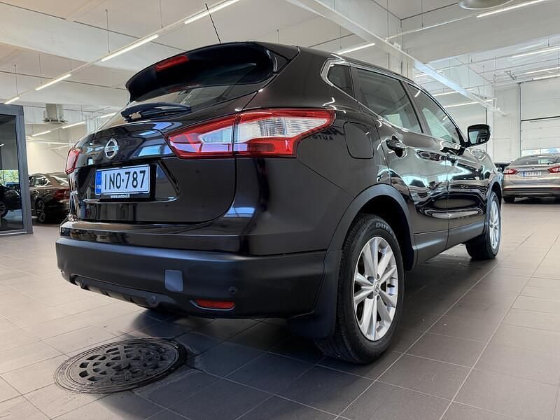 Käytetty Nissan Qashqai Acenta 116 HP (85 kW) 2017 Violetti Katumaasturi