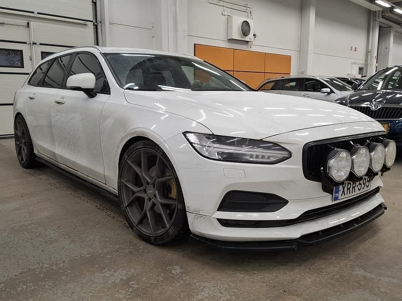 Valkoinen Käytetty 2017 Volvo V90 Momentum Farmari | 20 880 € (Perustarjous) - Kuva 1/4