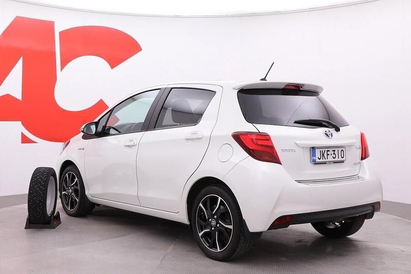 Käytetty Toyota Yaris Hybrid Style 101 HP (74 kW) 2016 Valkoinen Viistoperä