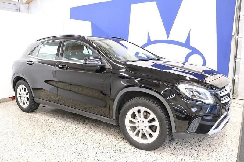 Käytetty Mercedes GLA180 Edition 122 HP (89 kW) 2017 Musta Katumaasturi