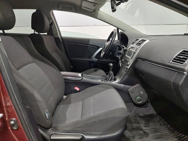 Käytetty Toyota Avensis Sol 147 HP (108 kW) 2012 Punainen Farmari