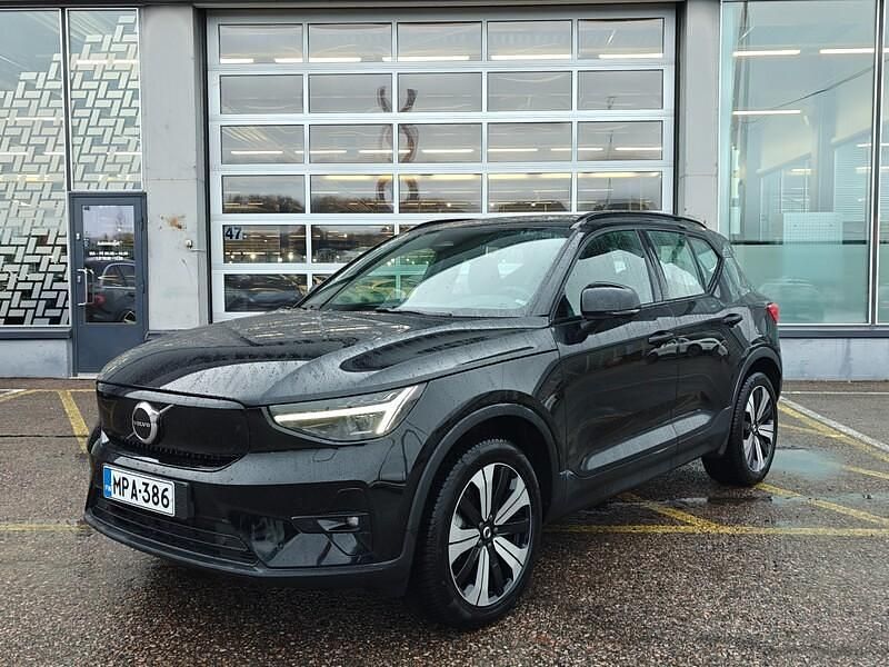 Musta Käytetty 2023 Volvo XC40 Plus Katumaasturi | 34 490 € (Hyvä tarjous) - Kuva 1/3