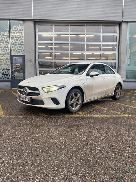 Valkoinen Käytetty 2020 Mercedes A250 Business Sedan | 22 900 € (Hyvä tarjous) - Kuva 1/4