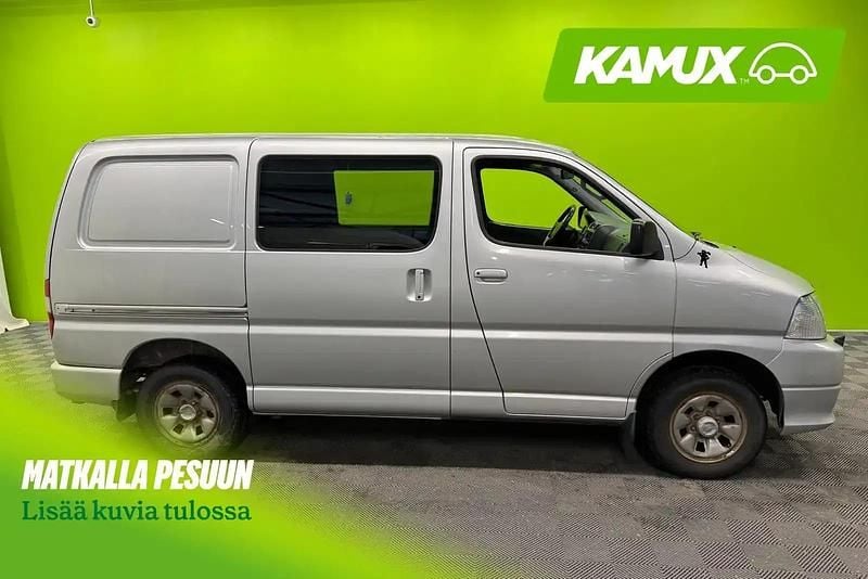 Käytetty Toyota HiAce 117 HP (86 kW) 2007 Hopea / harmaa Van