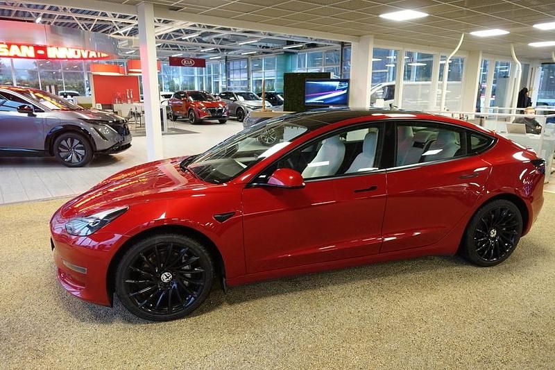 Punainen Käytetty 2021 Tesla Model 3 Sedan | 29 990 € (Perustarjous) - Kuva 1/4