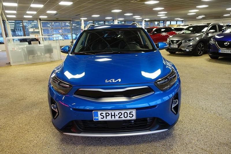 Käytetty Kia Stonic 120 HP (88 kW) 2023 Sininen Katumaasturi