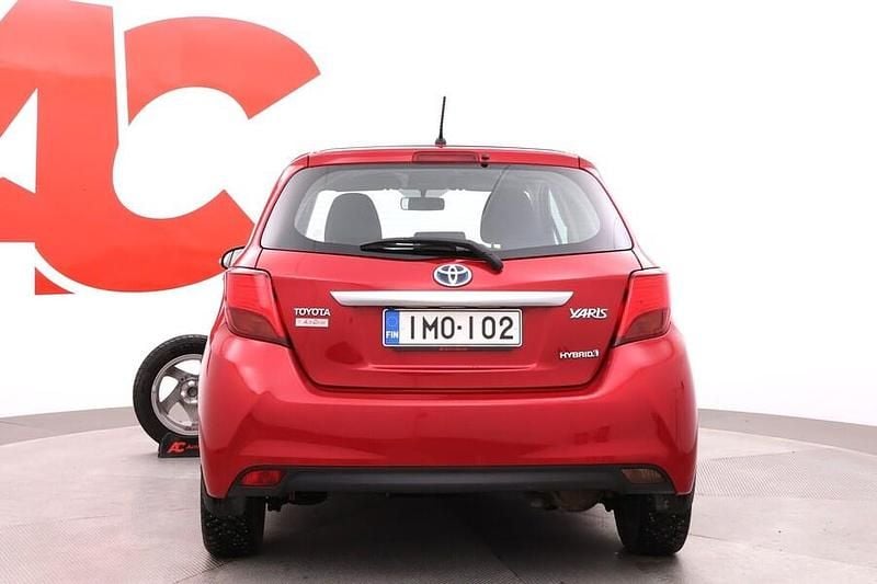 Käytetty Toyota Yaris Hybrid Active 73 HP (53 kW) 2016 Punainen Viistoperä