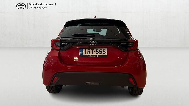 Käytetty Toyota Yaris Hybrid Plus 116 HP (85 kW) 2024 Punainen Viistoperä