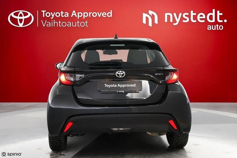 Käytetty Toyota Yaris Hybrid 116 HP (85 kW) 2024 Musta Viistoperä