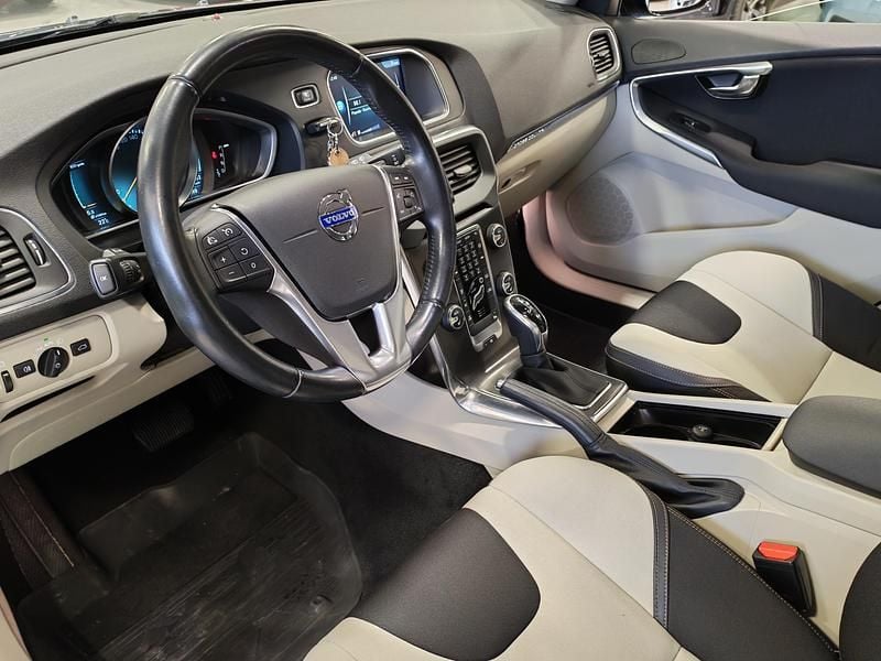 Käytetty Volvo V40 Business Edition 114 HP (83 kW) 2015 Viistoperä