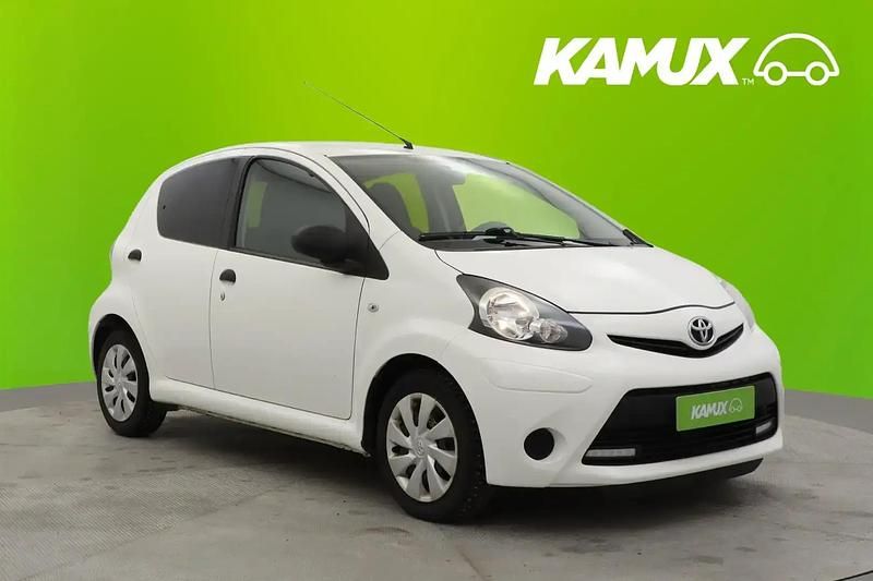 Valkoinen Käytetty 2013 Toyota Aygo Cool Viistoperä | 5 680 € (Perustarjous) - Kuva 1/4