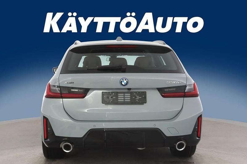 Uusi BMW 330e M Sport 292 HP (214 kW) 2026 Brooklyn grey metall Farmari