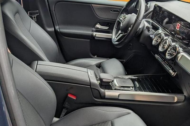 Käytetty Mercedes EQB300 Business 167 kW (228 HP) 2023 Katumaasturi