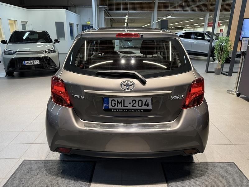 Käytetty Toyota Yaris Multidrive S 99 HP (72 kW) 2017 Harmaa Viistoperä