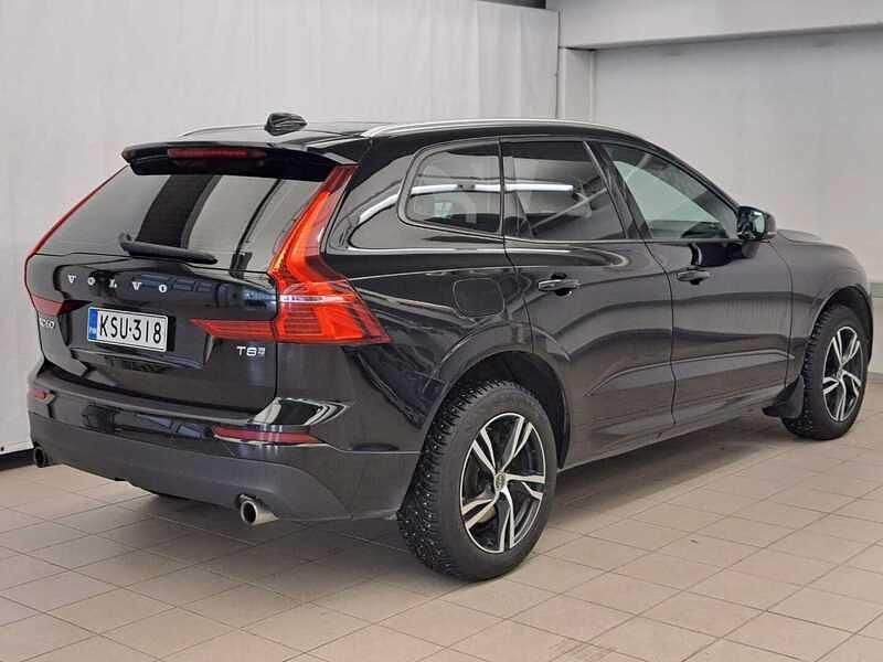 Käytetty Volvo XC60 Momentum 320 HP (235 kW) 2017 Musta Katumaasturi