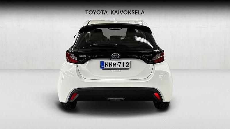 Käytetty Toyota Yaris Hybrid Active 116 HP (85 kW) 2024 Valkoinen Viistoperä